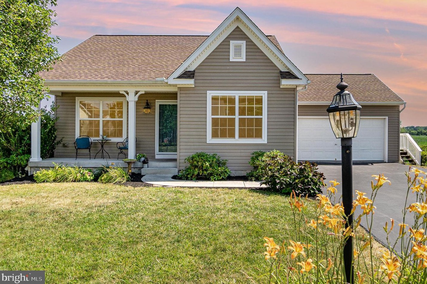201 W Imperial Dr, Center Mills, PA 17304