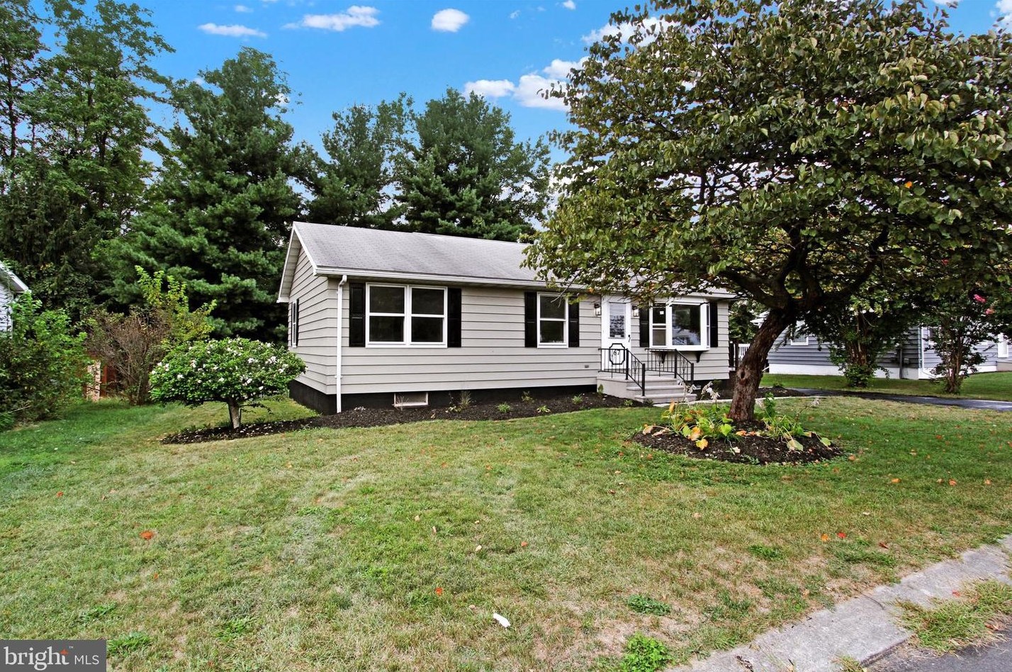67 E Locust Ln, New Oxford, PA 17350