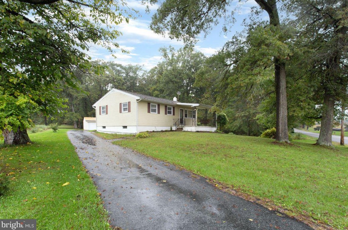 960 New Chester Rd, New Oxford, PA 17350
