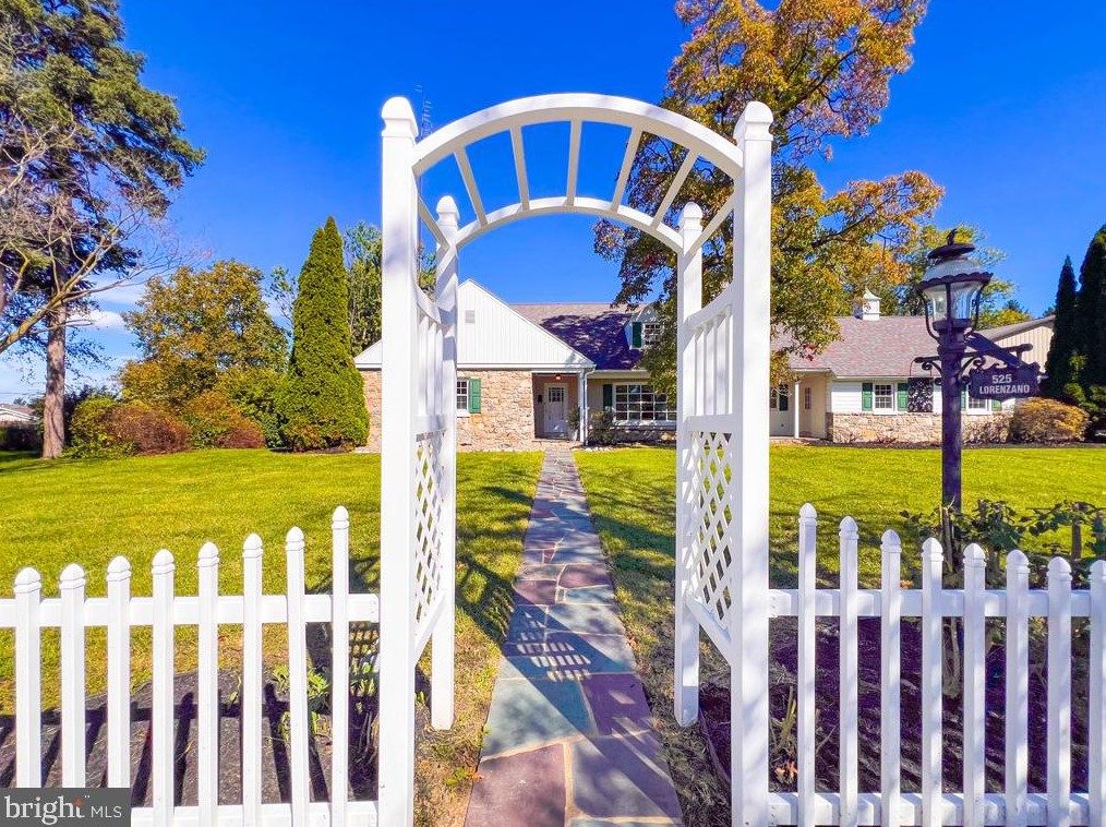 525 Glenwyn Dr, Littlestown, PA 17340-1307