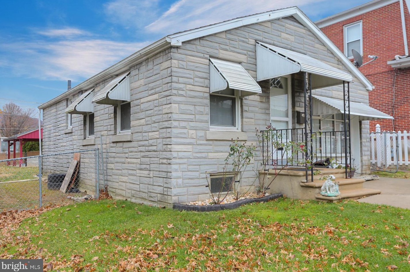 3539 Arlington St, Reading, PA 19605-1821