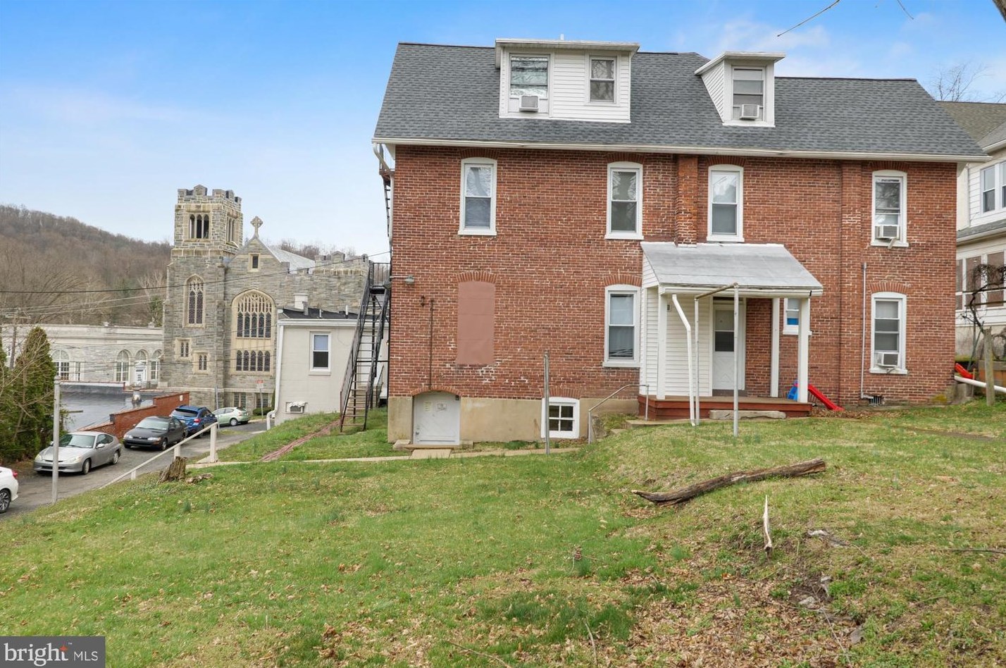 9 Church St, Hummels Store PA 19540-1733 exterior