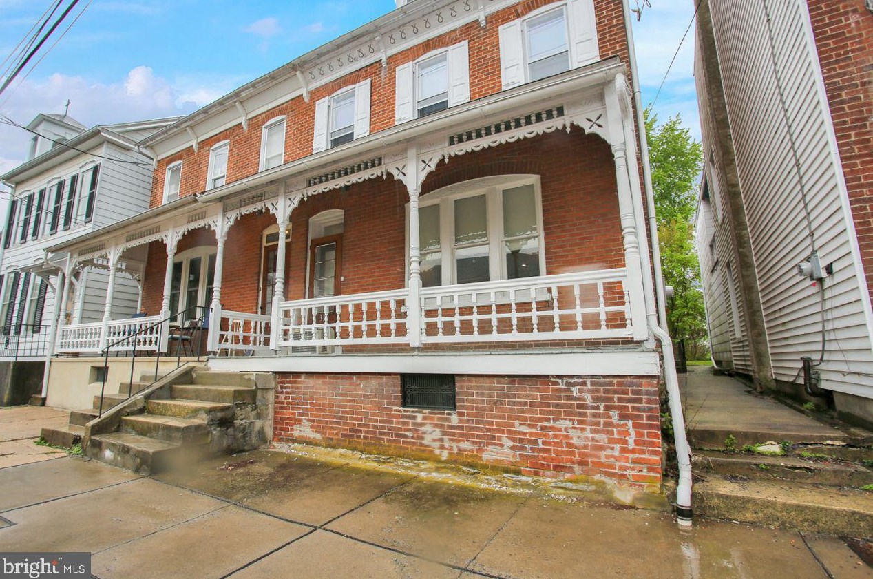 33 Whiteoak St, Greenwich, PA 19530-1422
