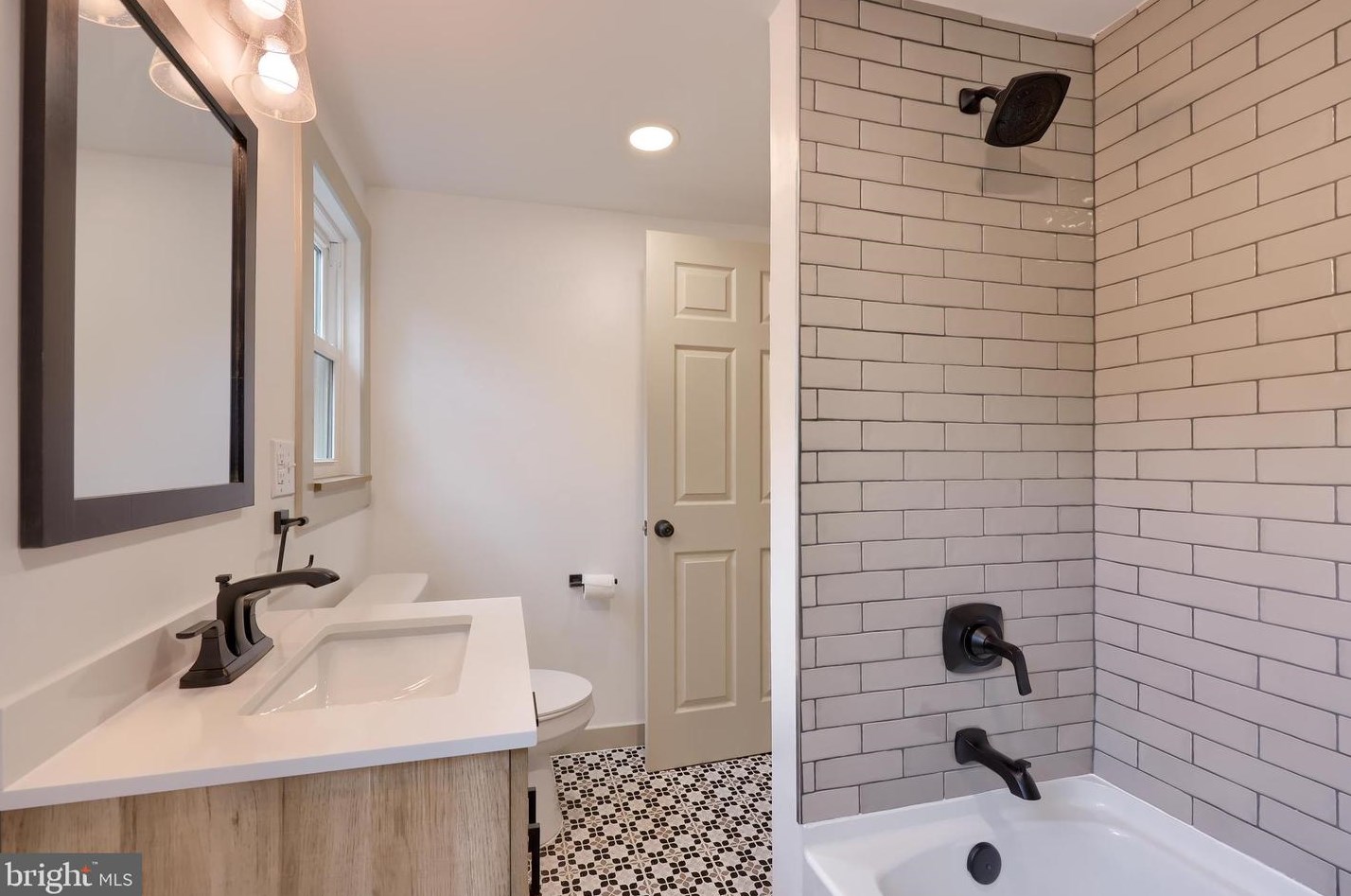 2817 Kutztown Rd, Reading PA  19605-2654 exterior