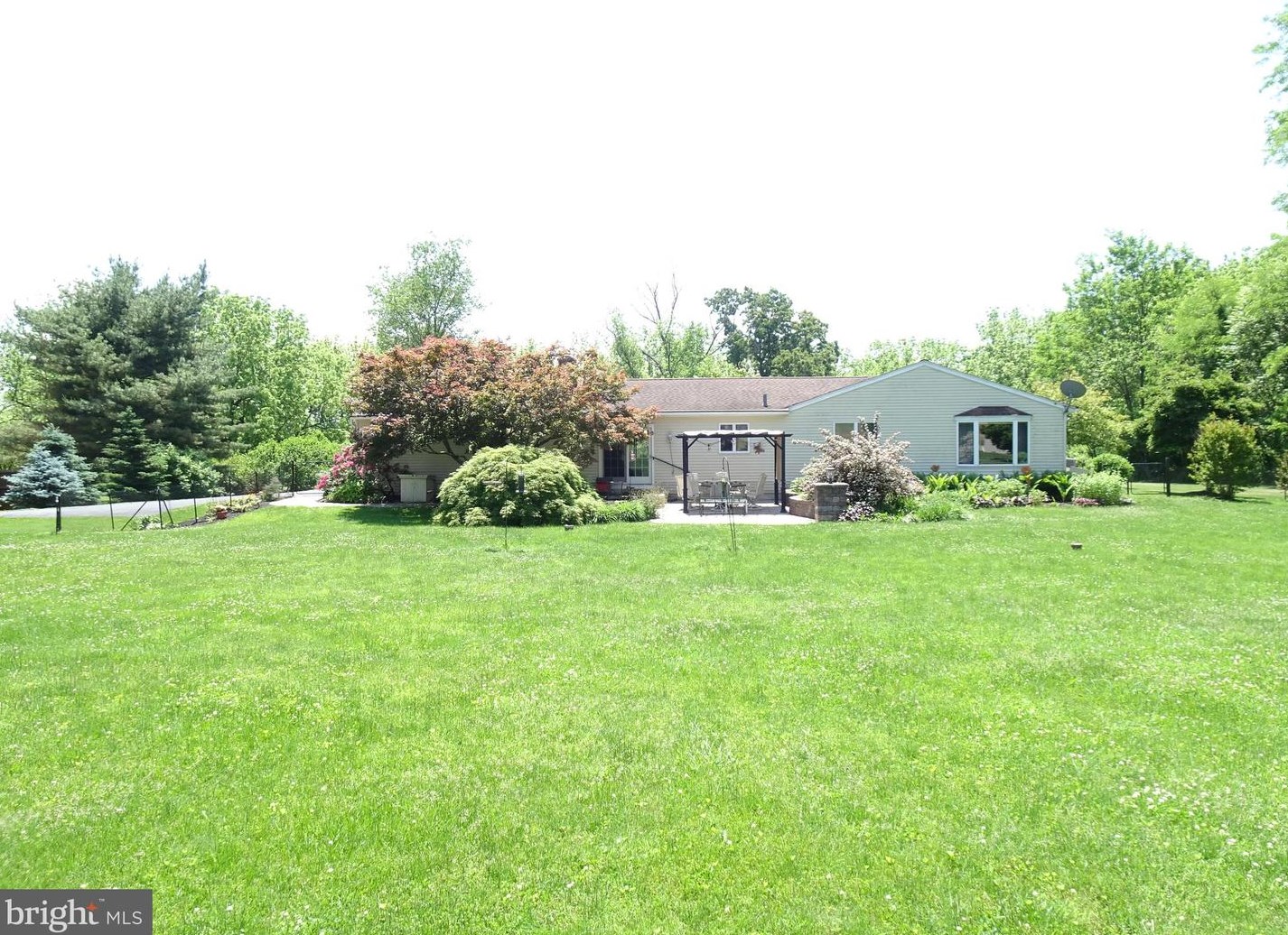 20 Raker Dr, Douglassville PA  19518-8849 exterior
