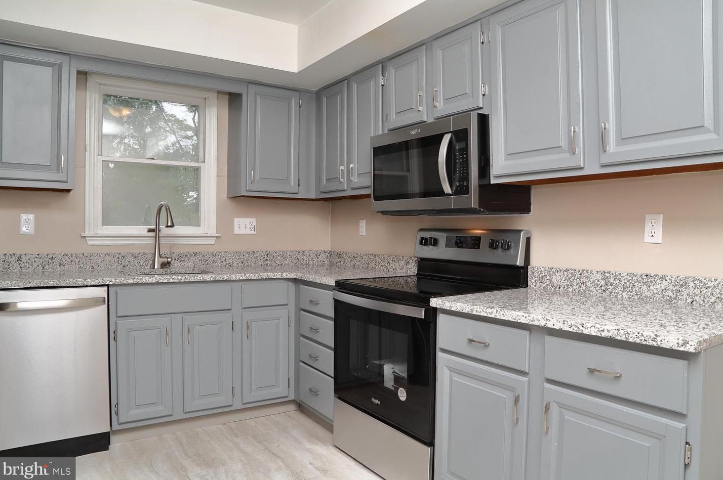 622 Leininger Ave, Hummels Store, PA 19540-1328