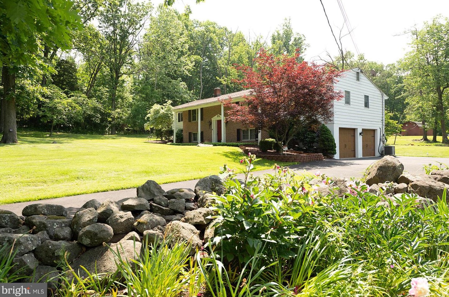 126 Hill School Rd, Spangsville, PA 19512