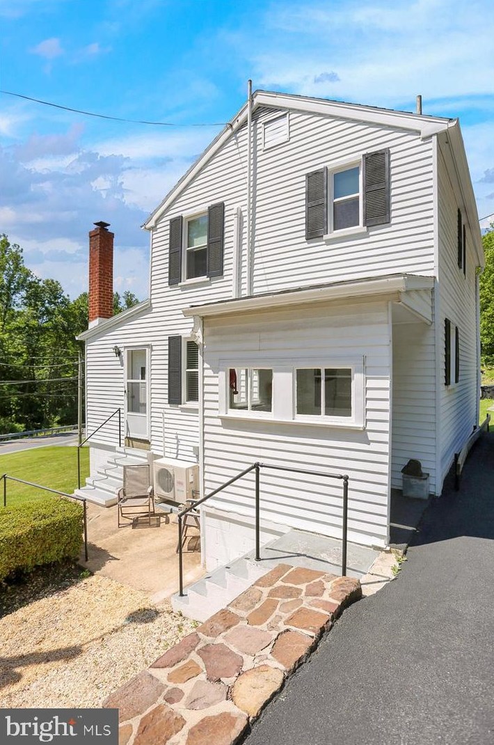 39 Old Friedensburg Rd, Reading, PA 19606-9341