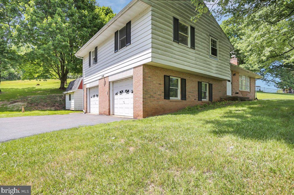 1442 Blessing Ln, Reading, PA 19605-9321