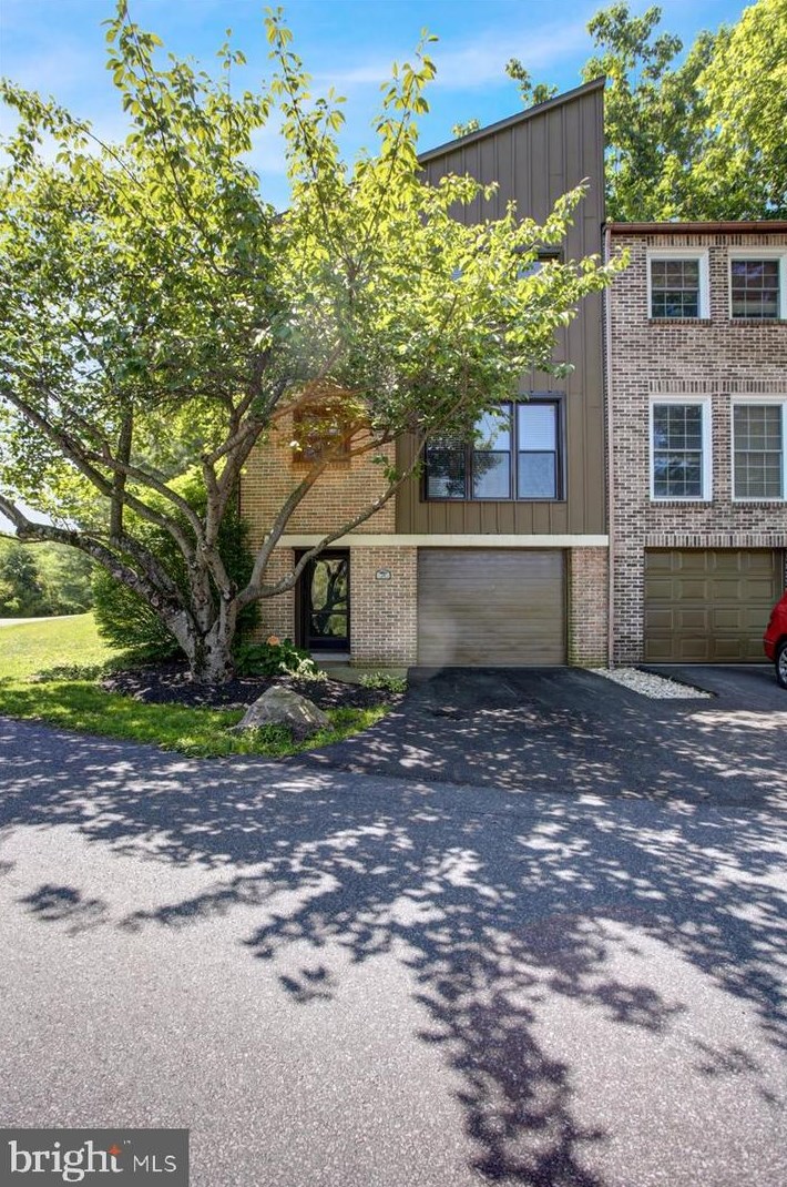 29 Club Ln, Reading, PA 19607-3302