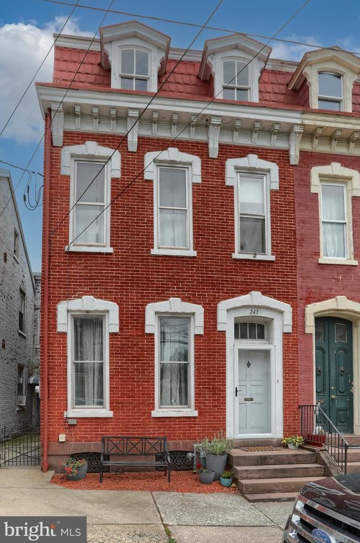 243 High St, Womelsdorf, PA 19567-1503