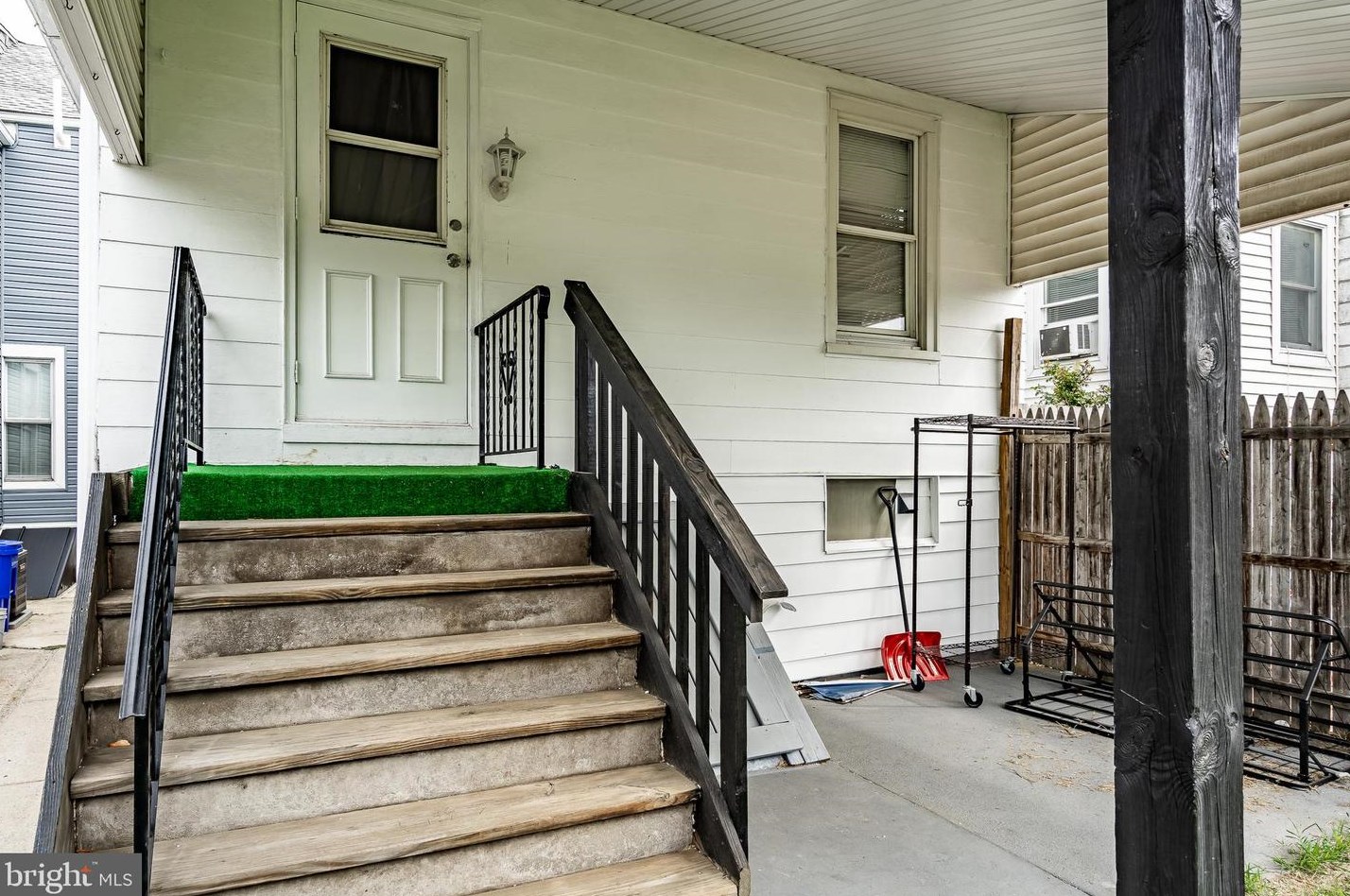 210 Upland Ave, Reading PA  19611-2081 exterior