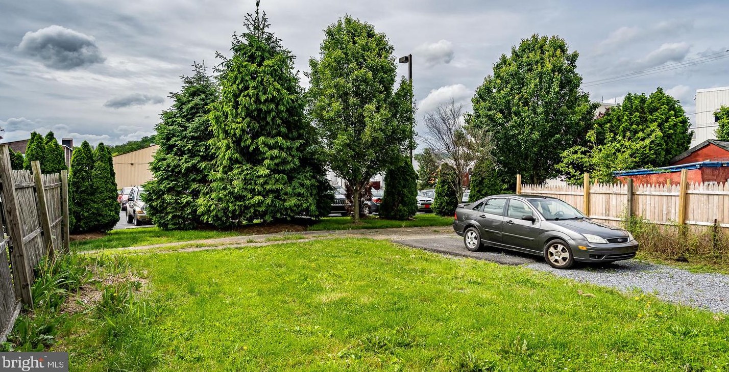 210 Upland Ave, Reading PA  19611-2081 exterior