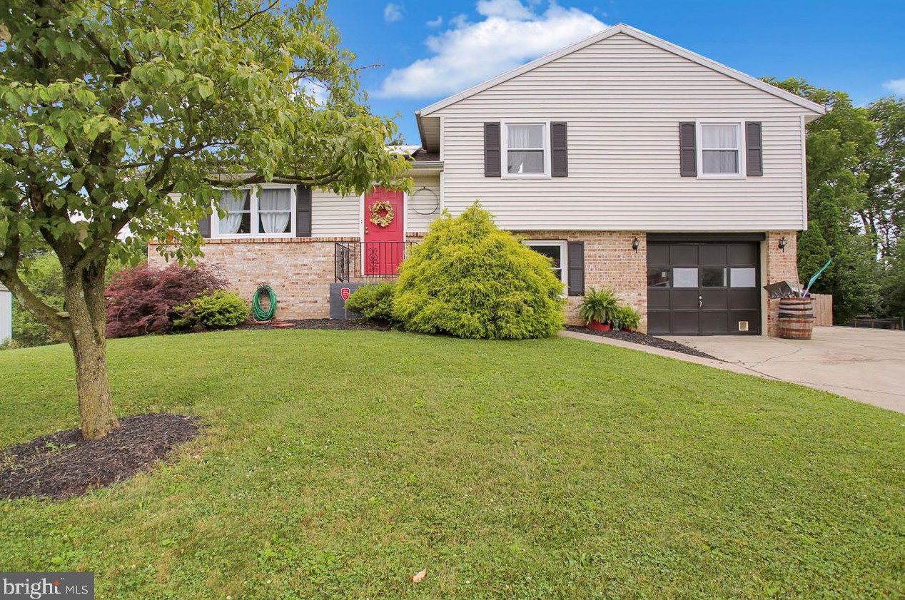 106 Mountain Blvd, Wernersville, PA 19565