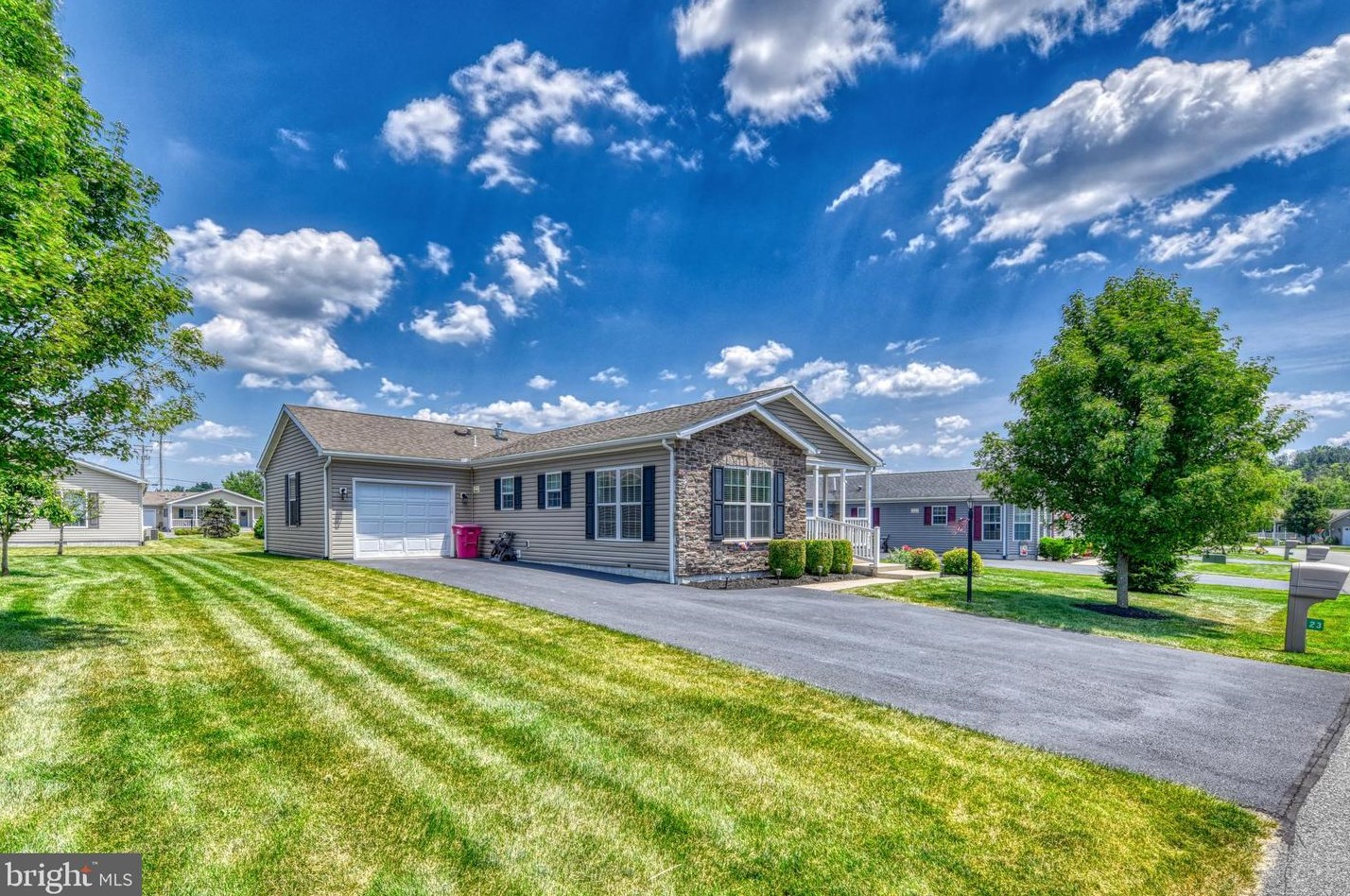 23 Cormorant Dr, Bechtelsville, PA 19505-9069