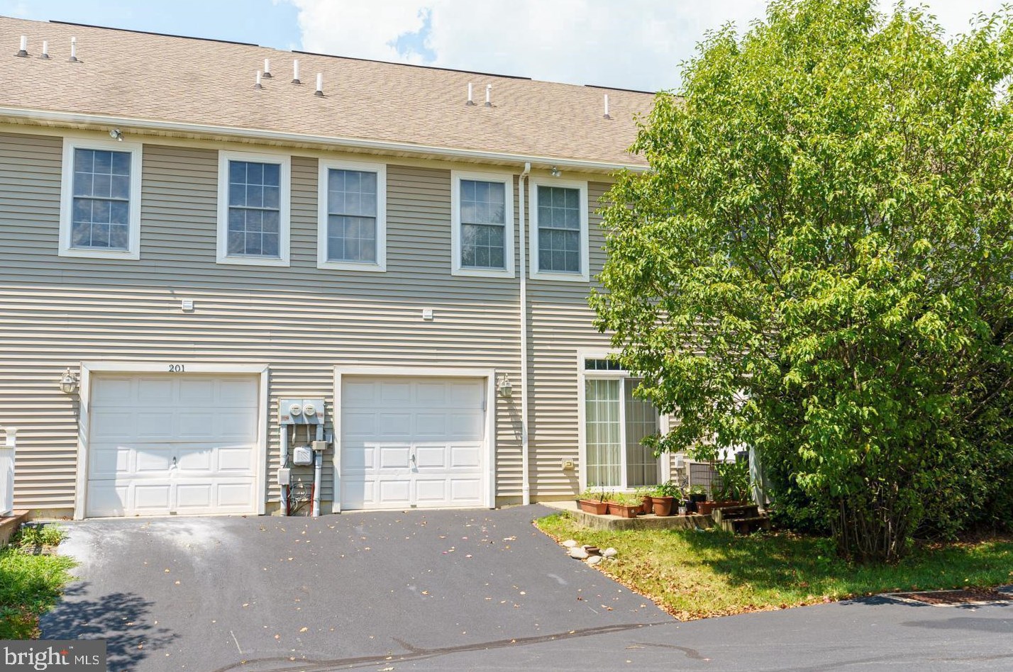 203 Springmont Dr, Reading, PA 19610-4014