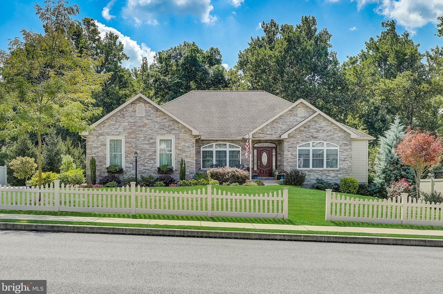 202 Pleasant View Dr, Douglassville, PA 19518-9271