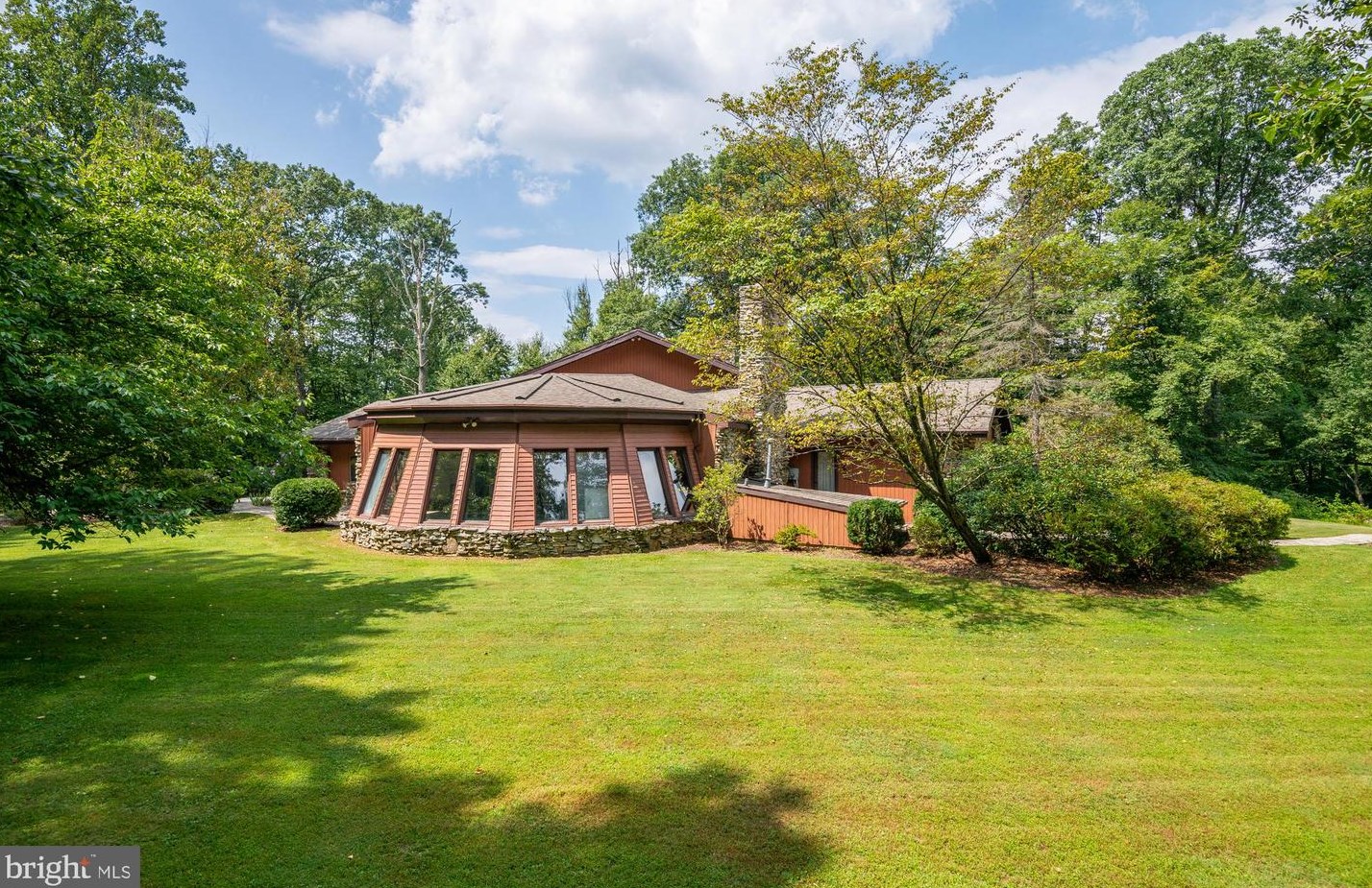 8 Hickory Ln, Spring Valley, PA 19560