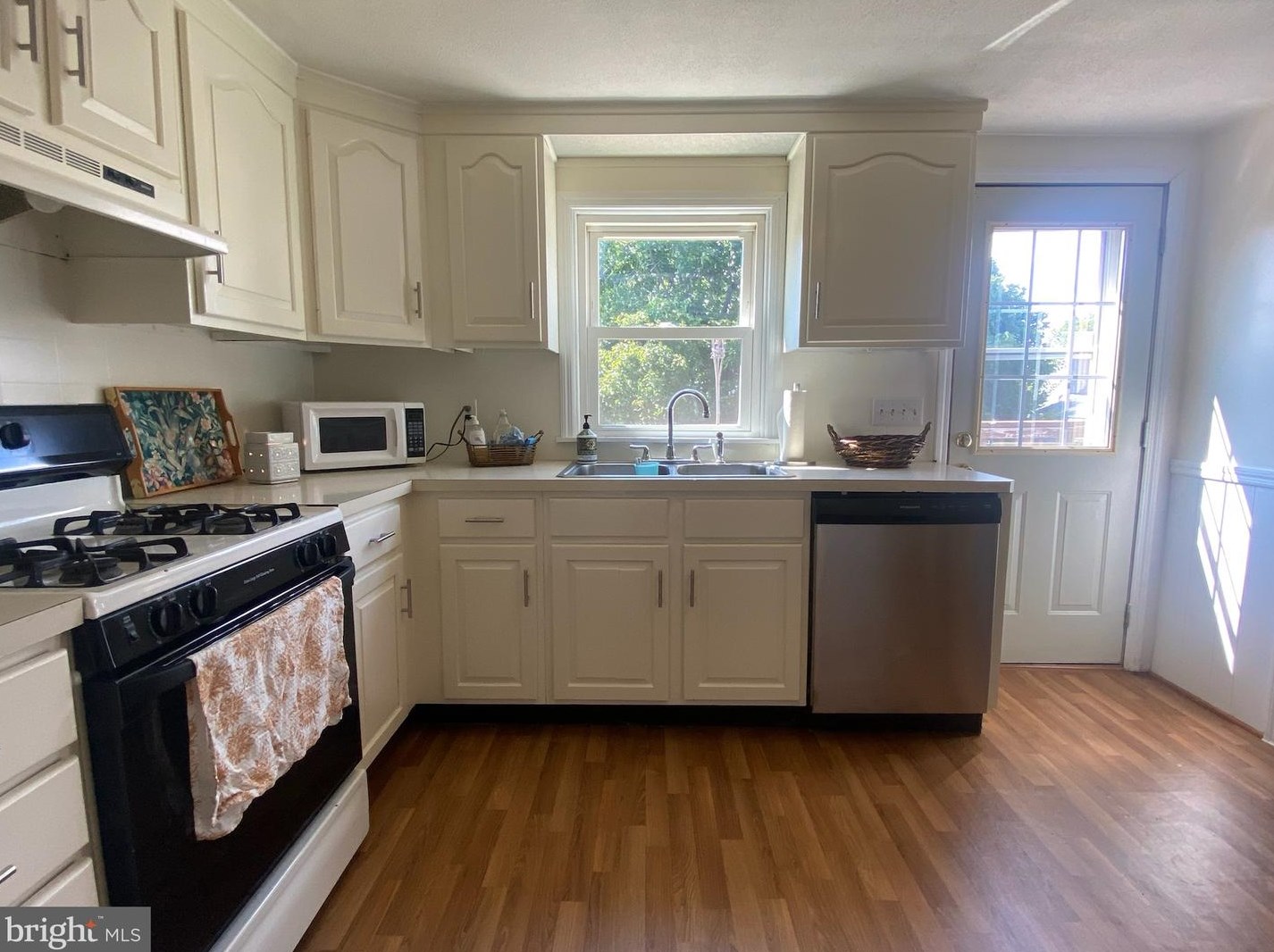 300 Laurelwood Dr, Douglassville, PA 19518-1010