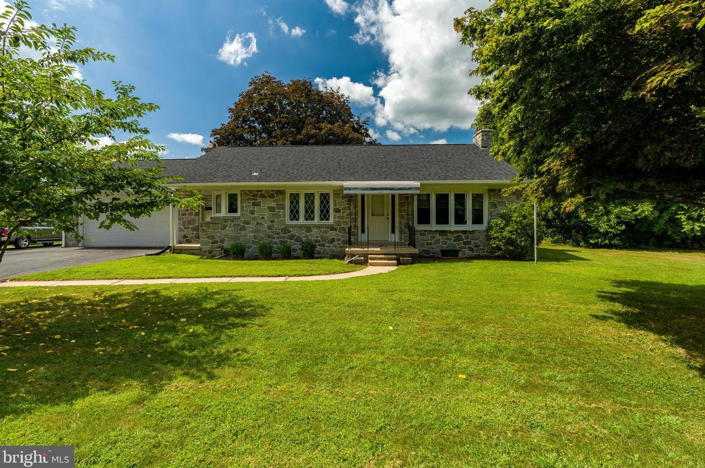 4419 New Holland Rd, Hummels Store, PA 19540-8654