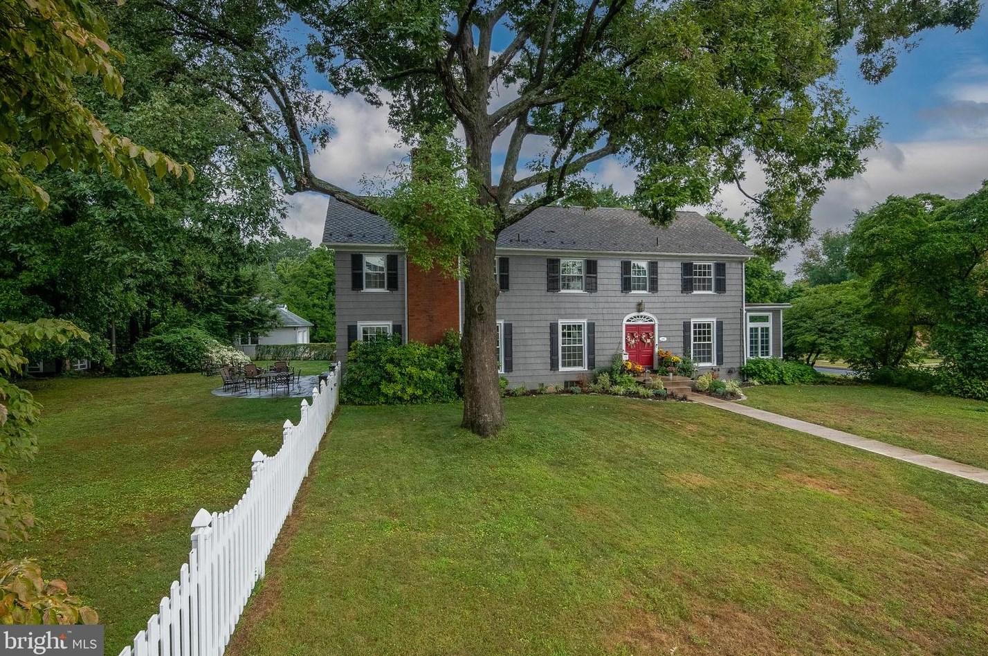 25 Upland Rd, Reading, PA 19609-1770