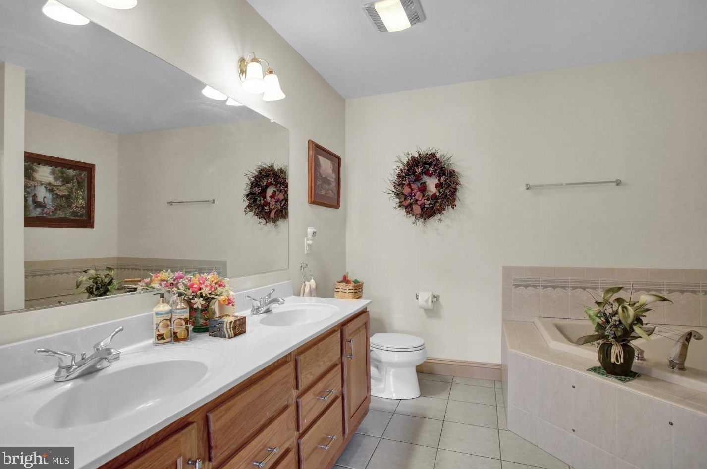 225 Oak Hl Ln, Reading PA 19610-3219 exterior