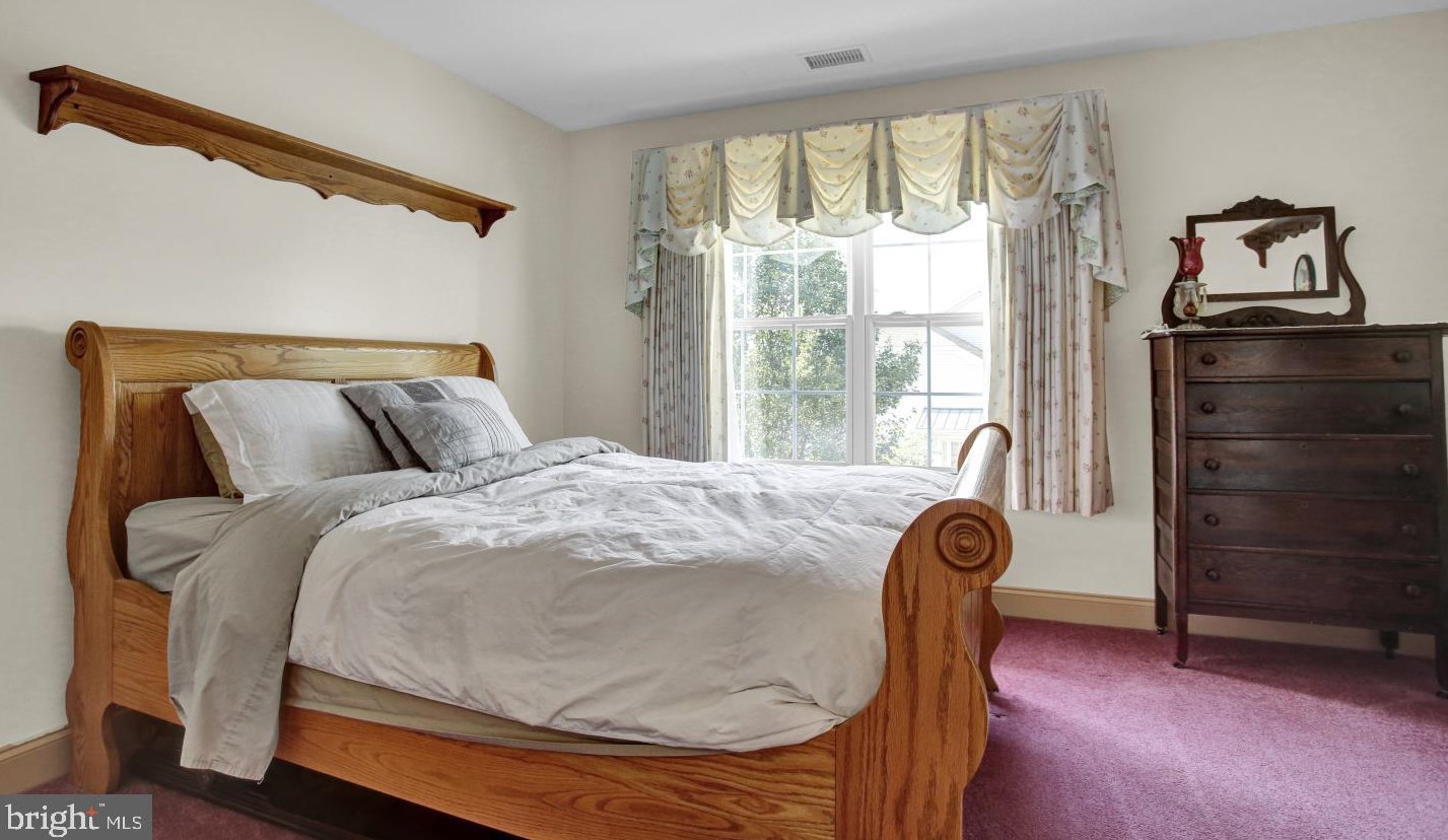 225 Oak Hl Ln, Reading PA 19610-3219 exterior