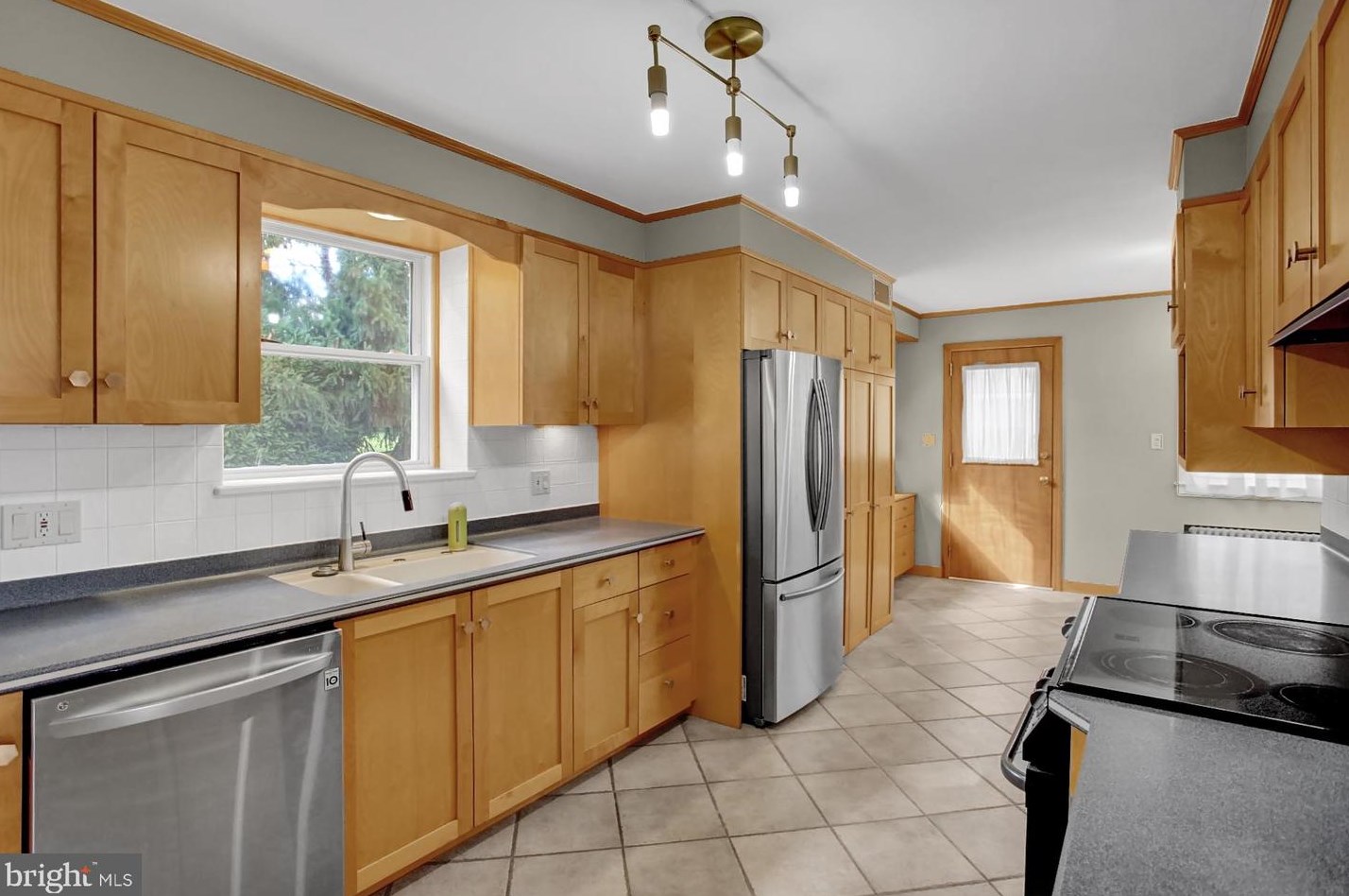 429 Devon Ter, Reading, PA 19607-1329