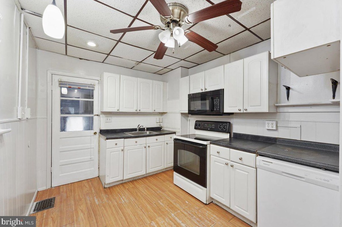 402 Hazel St, Reading, PA 19611-2057