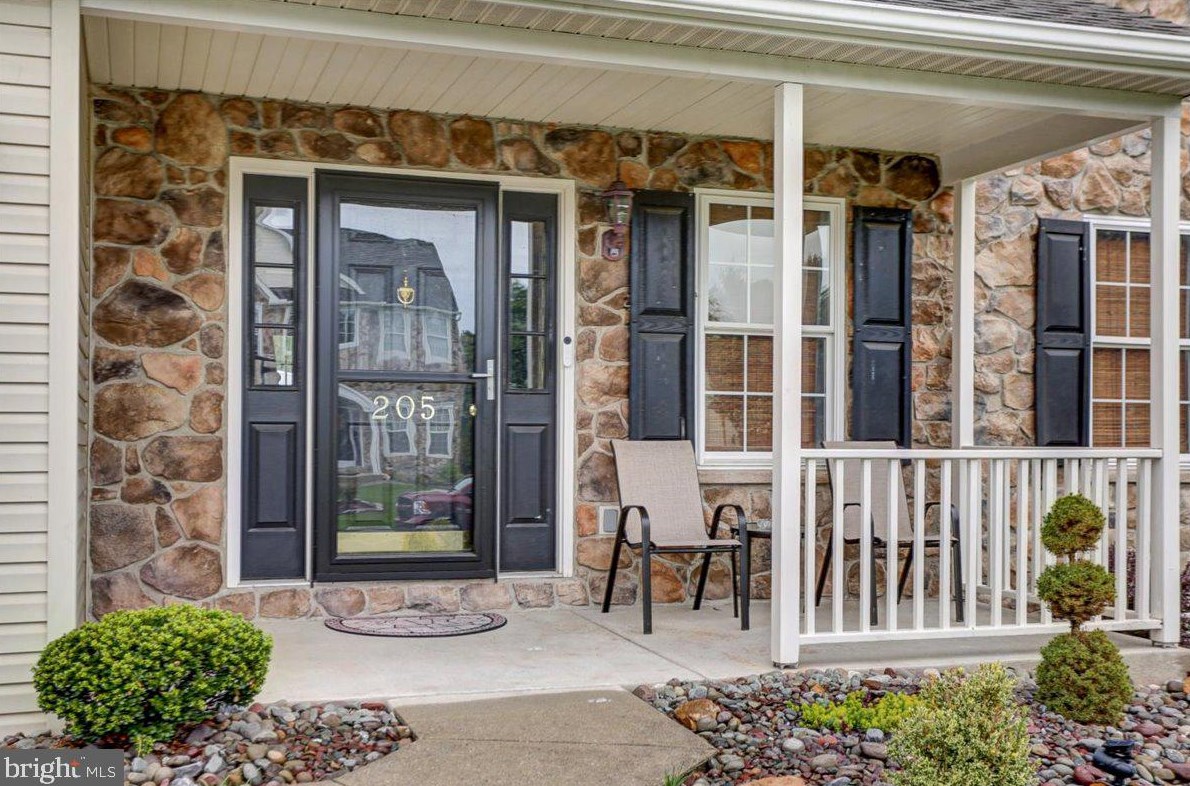 205 Victoria Dr, Douglassville, PA 19518-9590