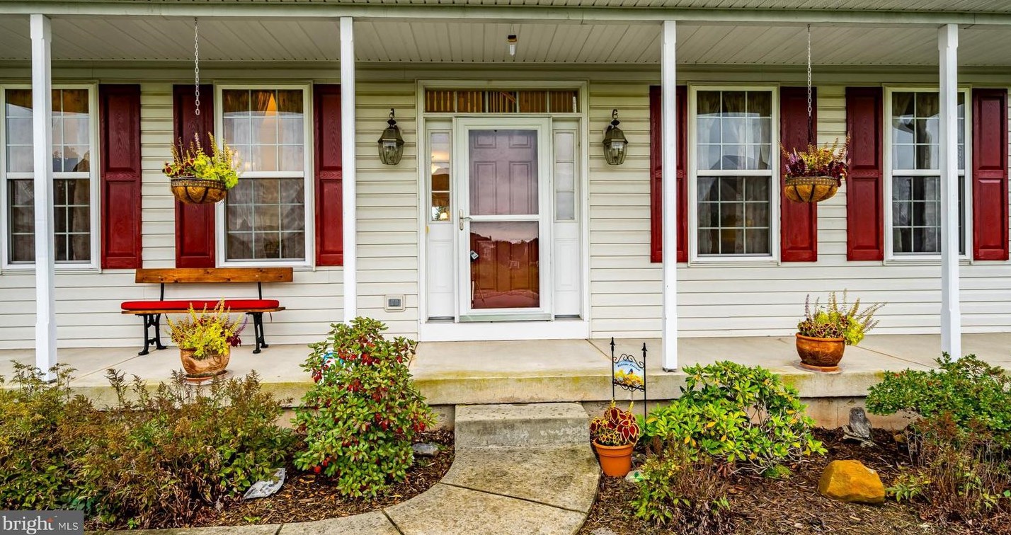 5 Meadowside Dr, Douglassville, PA 19518-1335