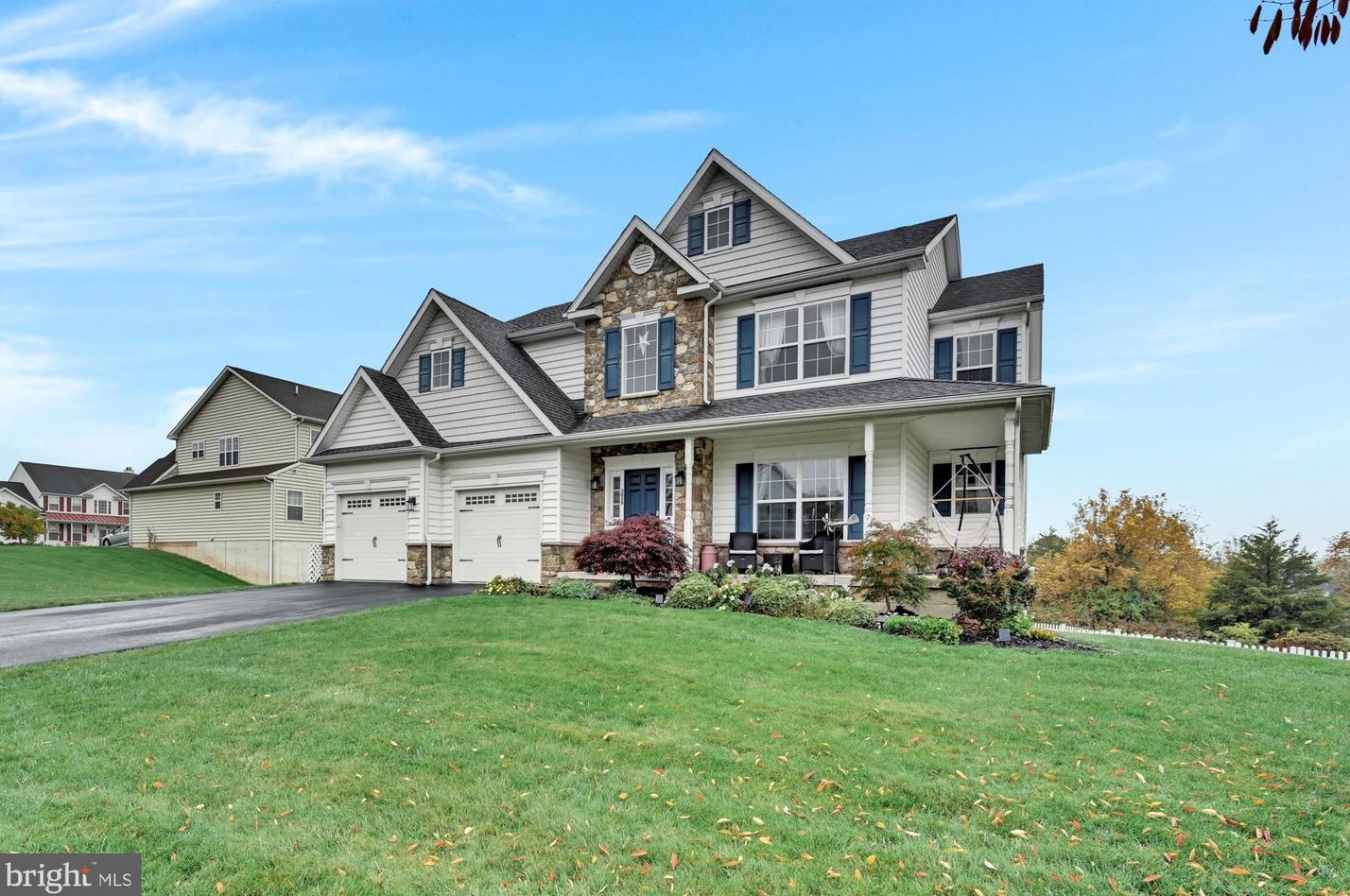 3028 Summer Meadow Dr, Douglassville, PA 19518-1320