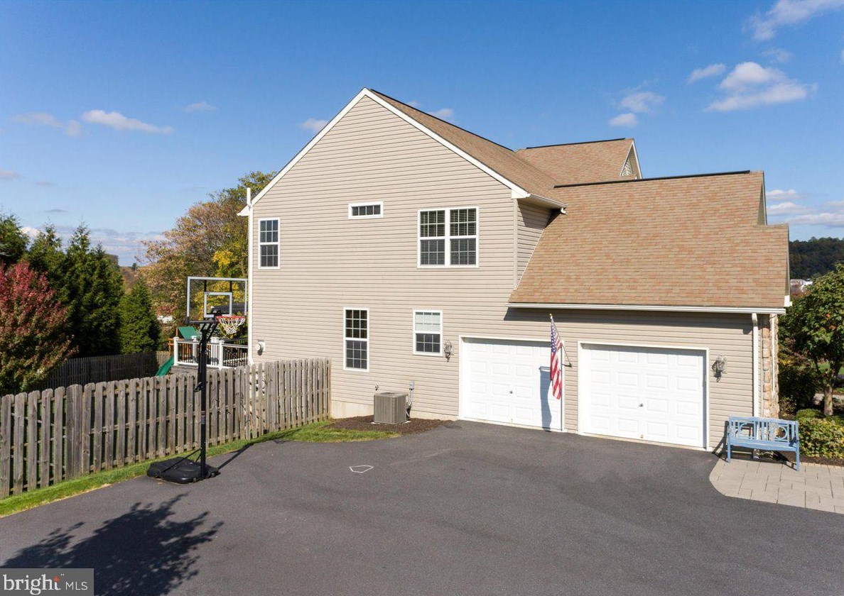 129 Herington Dr, Reading PA 19608-9067 exterior