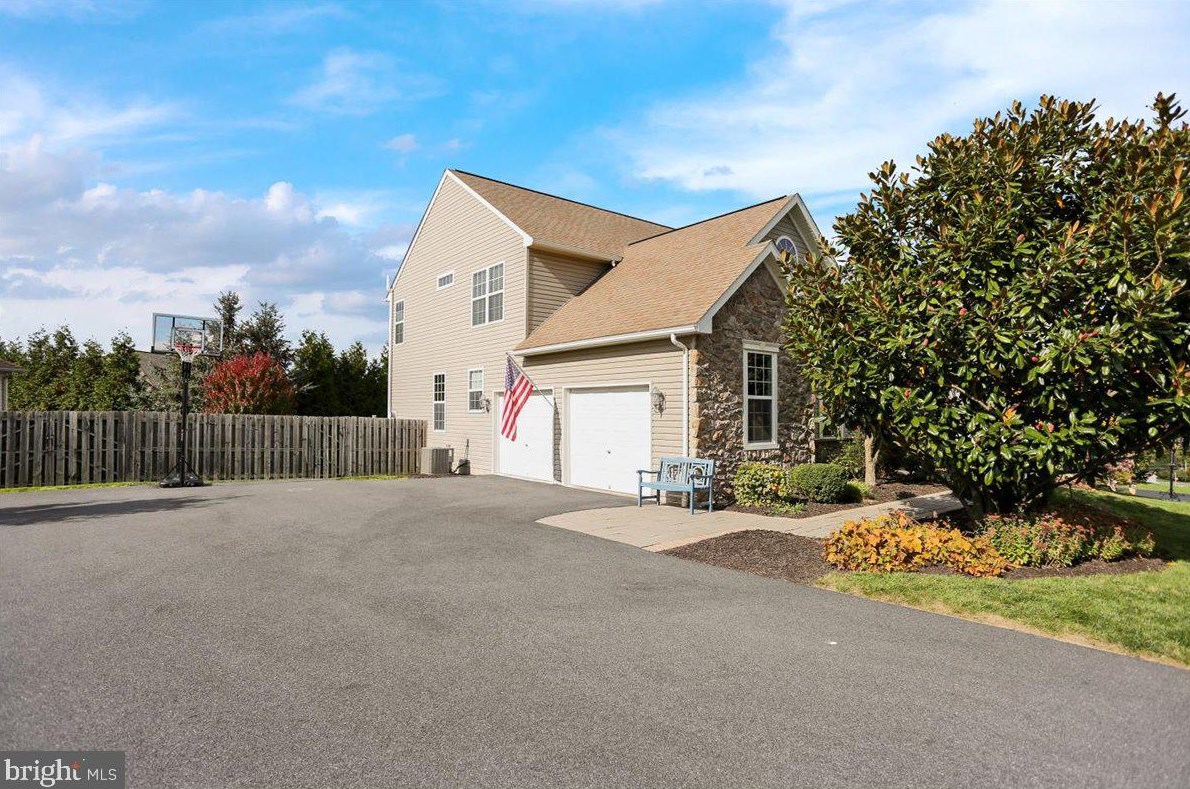 129 Herington Dr, Reading PA 19608-9067 exterior