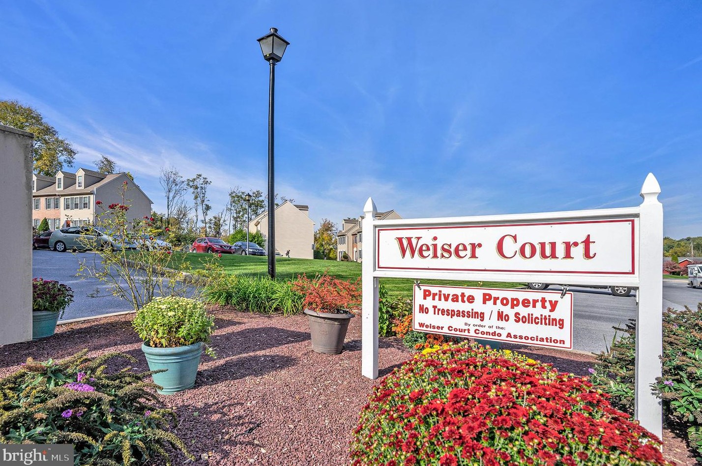 8 Weiser Ct, Womelsdorf PA  19567-1437 exterior