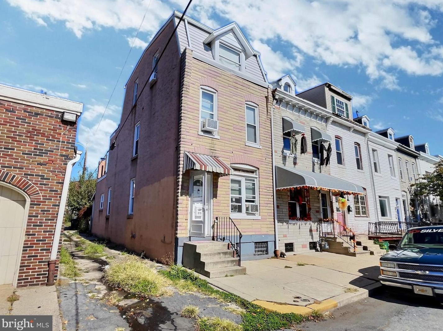 915 Spruce St, Reading, PA 19602-1930