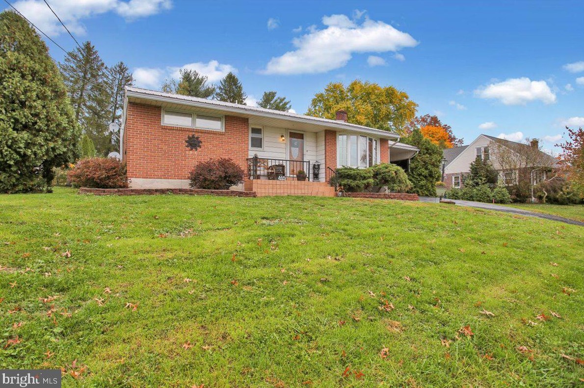 34 Faye Dr, Bechtelsville, PA 19505