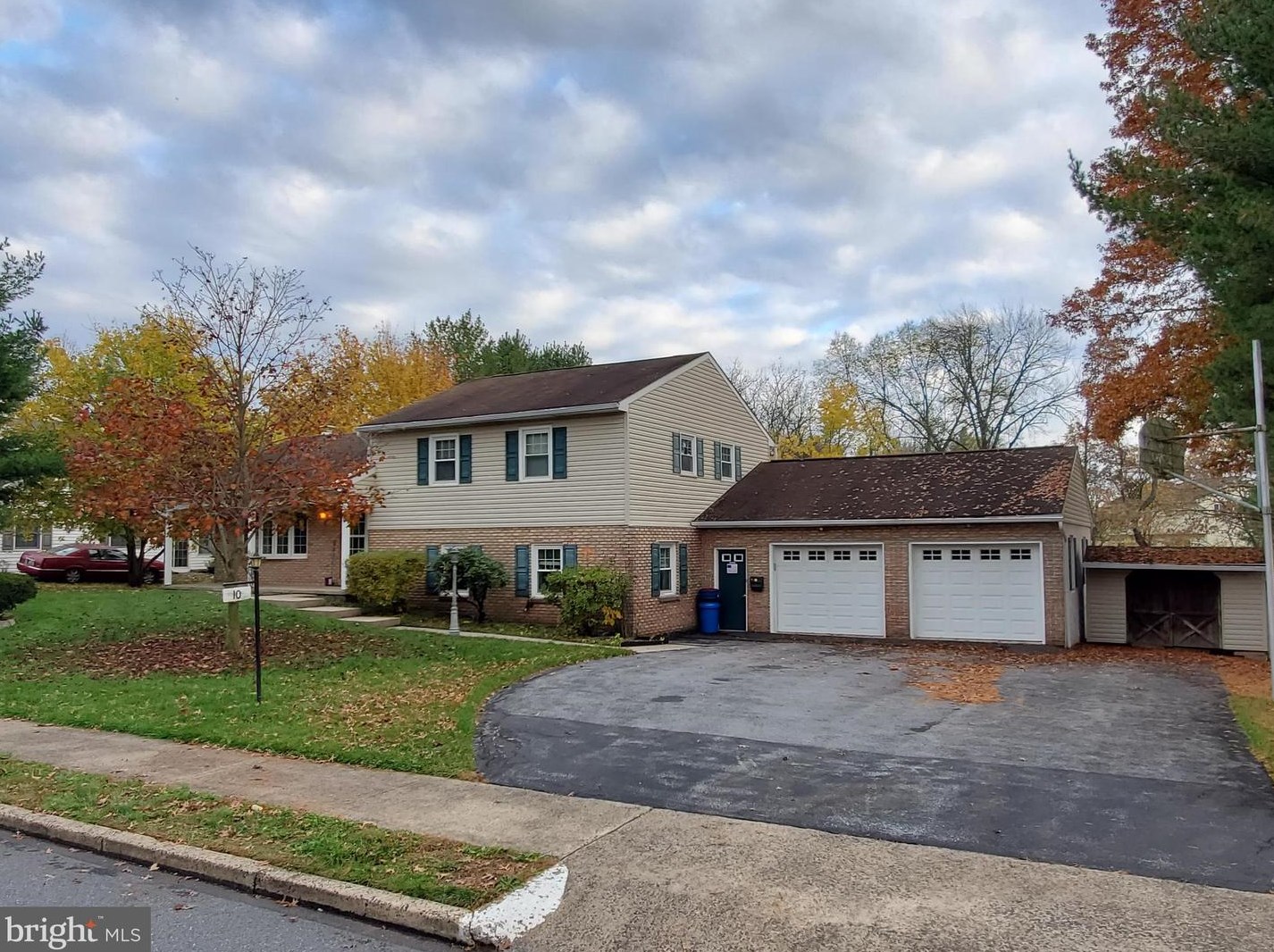 10 Magnolia Ct, Douglassville, PA 19518-1107