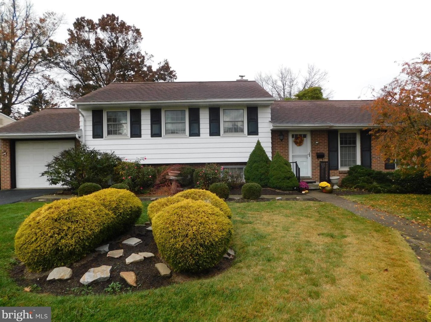 23 Stauffer Dr, Spangsville, PA 19512-1226
