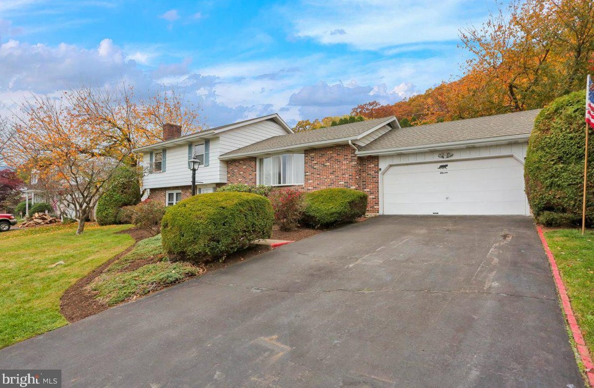 11 Ironstone Dr, Reading, PA 19606-2946