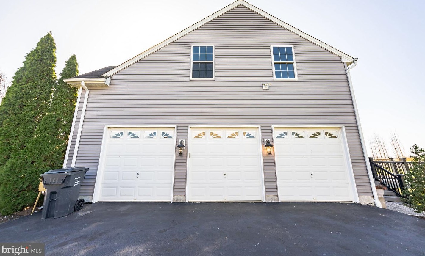 173 Meadowside Dr, Douglassville PA  19518-1335 exterior