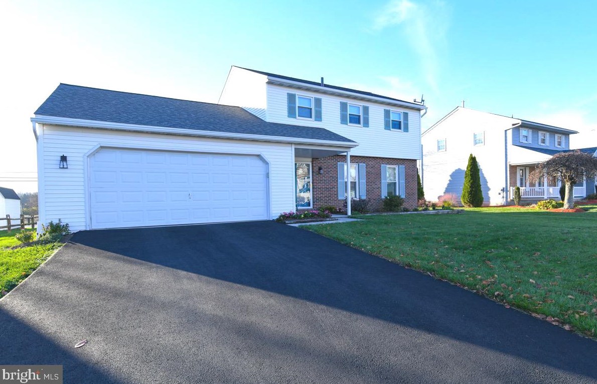 818 Blue Gate Ln, Reading, PA 19608-9489