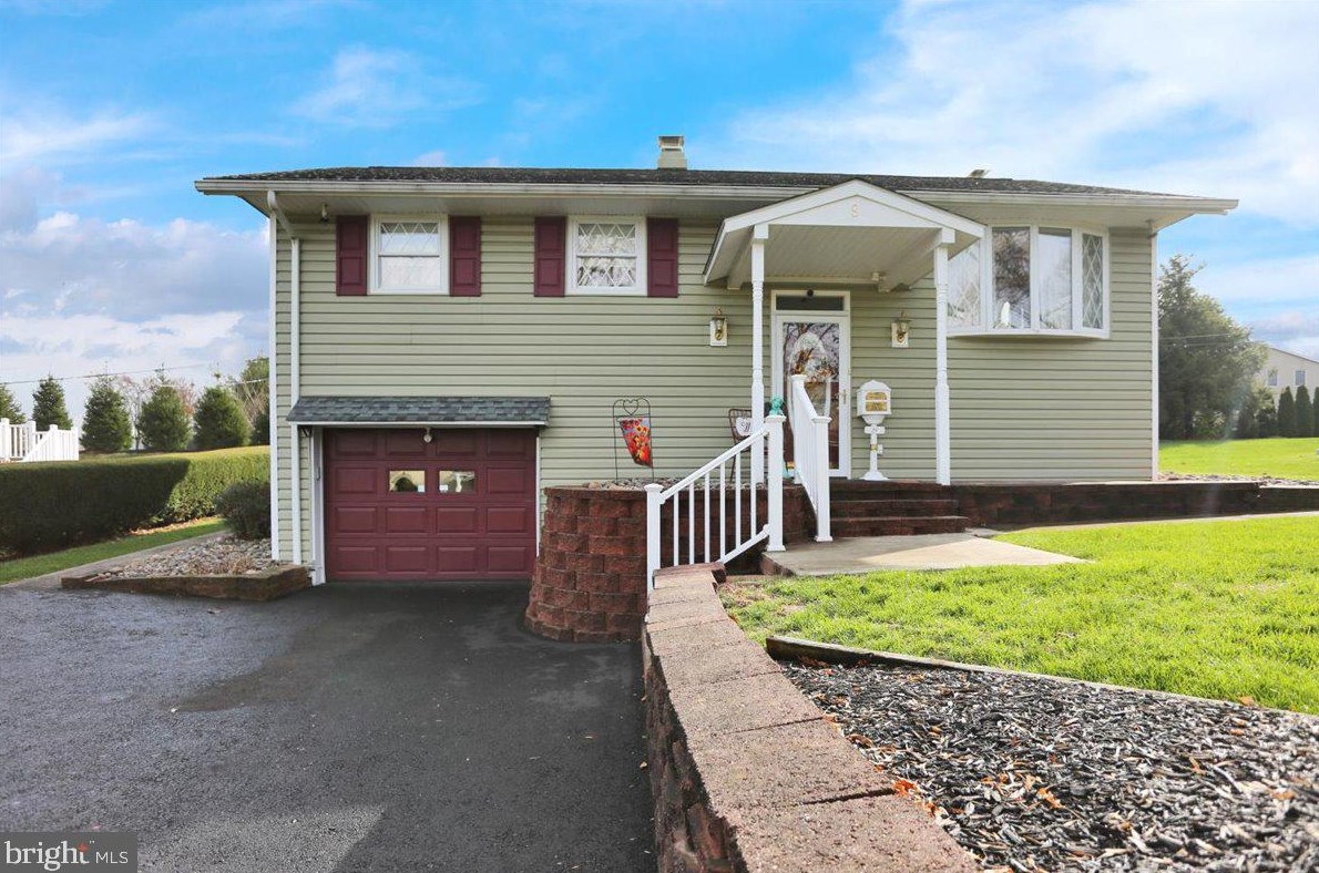 8 Cherrywood Rd, Reading, PA 19610-1912