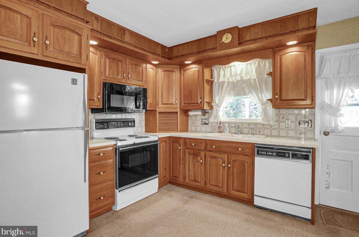 6 Maple St, Hummels Store PA 19540-1908 exterior