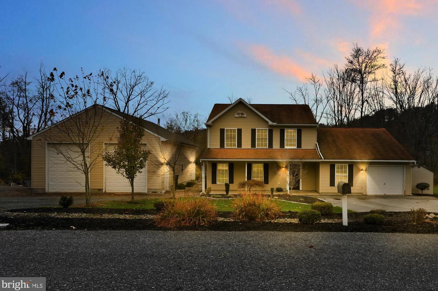 8 Okmed Dr, Reading, PA 19606-1166