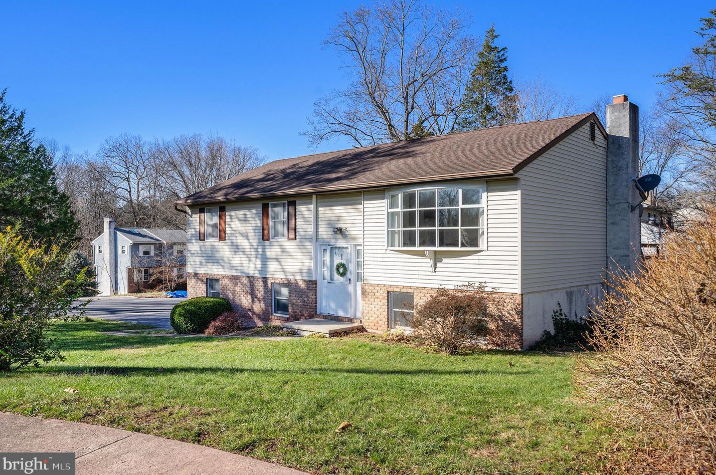 1 Lilac Ct, Douglassville, PA 19518-1132