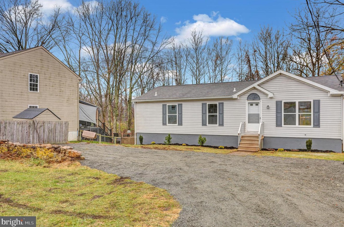 1049 Butter Ln, Reading PA  19606-1108 exterior