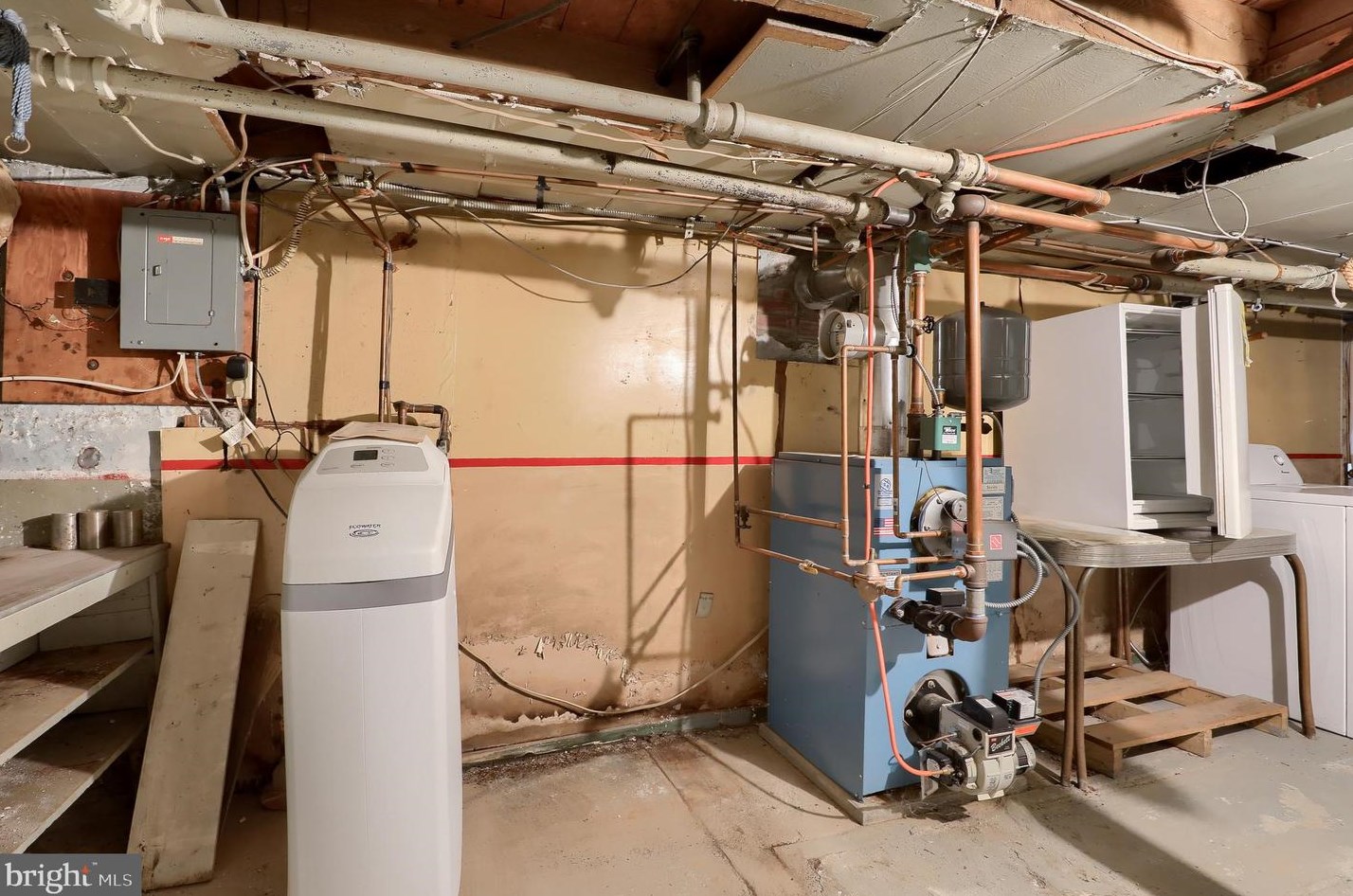 52 Chestnut St, Hummels Store PA 19540-1900 exterior