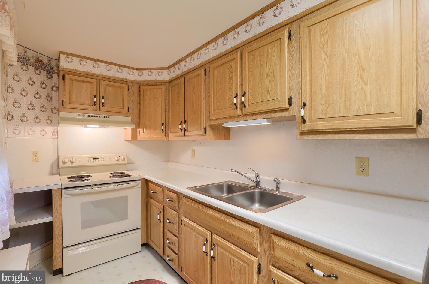 52 Chestnut St, Hummels Store PA 19540-1900 exterior