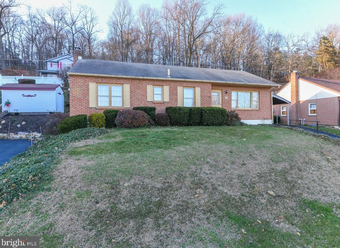 302 Hill Ave, Reading, PA 19606-1528